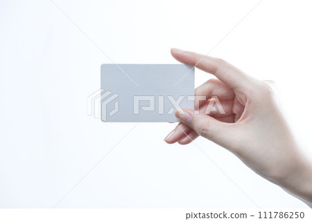 拿著卡片的婦女的手1 拿著卡片的婦女的手1 111786250