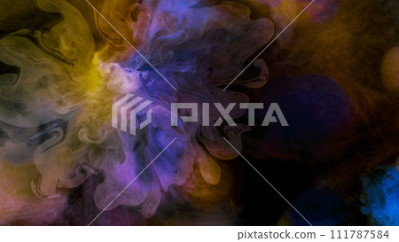黑色背景上出現像盛開的花朵一樣的水波紋。水彩抽象背景圖。 黑色背景上出現像盛開的花朵一樣的水波紋。水彩抽象背景圖。 111787584