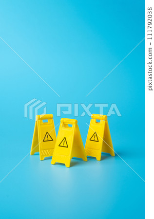 Warning yellow clamshell floor signs. Identify dangers and threats. On the approach to a difficult challenge. Deal with problems. Solve the problem with knowledge of the entire situation. Warning yellow clamshell floor signs. Identify dangers and threats. On the approach to a difficult challenge. Deal with problems. Solve the problem with knowledge of the entire situation. 111792038