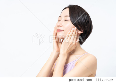 保養肌膚的中年婦女美容形象 111792986