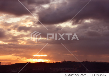 透過雲層縫隙看到的日出 透過雲層縫隙看到的日出 111793587