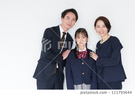 入學典禮、畢業典禮、新生活、家庭、父母和孩子 入學典禮、畢業典禮、新生活、家庭、父母和孩子 111793644