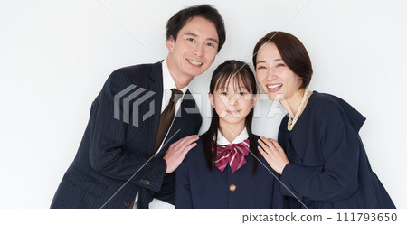 Entrance ceremony, graduation ceremony, new life, family, parent and child 111793650
