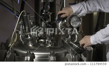 Medical specialist. Chemist opens the equipment. 111794559