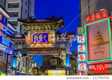 神奈川縣橫濱市橫濱唐人街（朝陽門）夜景 111794702