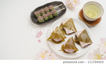 Cherry blossoms and spring Japanese sweets image | Sakuramochi, grass dumplings, and green tea 111794929