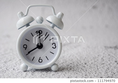 White alarm clock pointing at 8am with customizable space for text. Copy space White alarm clock pointing at 8am with customizable space for text. Copy space 111794970