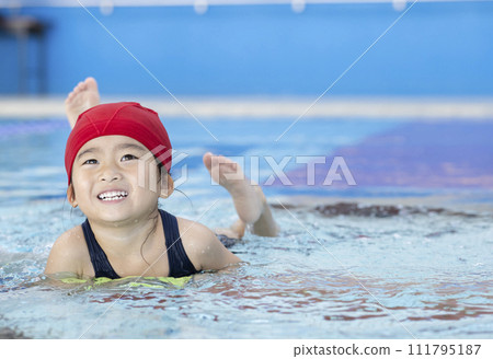 享受游泳的女孩 111795187