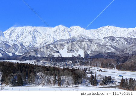 冬天的白馬村，晴天的白馬三山 111795191