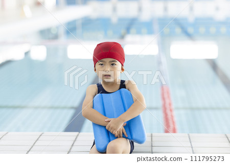 享受游泳的女孩 111795273