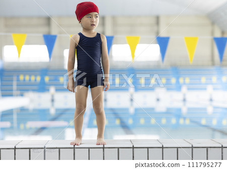 girl enjoying swimming 111795277
