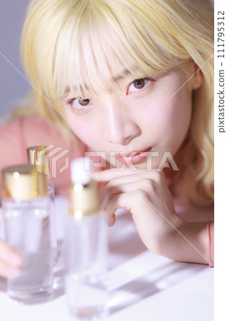 看化妝品的年輕女子 看化妝品的年輕女子 111795312