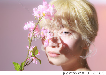 Young woman with korean makeup holding flowers 111796313