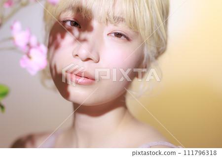 Young woman with korean makeup holding flowers 111796318