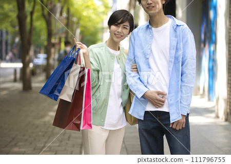 享受購物的年輕夫婦 111796755