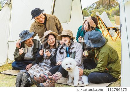 秋季和冬季在露營地與朋友喝咖啡的男女露營者(Gurukan) 秋季和冬季在露營地與朋友喝咖啡的男女露營者(Gurukan) 111796875