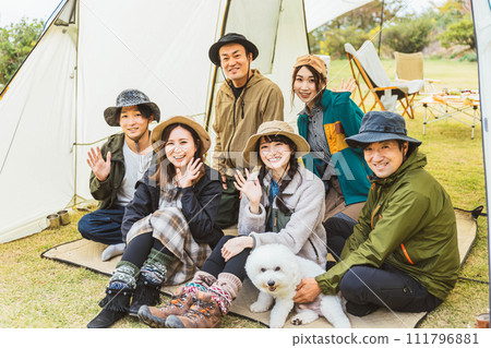 Asian men and women of campers who came to fall winter camp with friends (Gurukan) Asian men and women of campers who came to fall winter camp with friends (Gurukan) 111796881