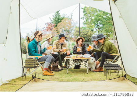 Asian men and women drinking beer and partying with friends at a campsite in autumn and winter (Guru Camp) Asian men and women drinking beer and partying with friends at a campsite in autumn and winter (Guru Camp) 111796882