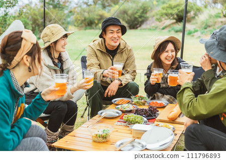 營區、日間營、團體營中男女營員邊喝啤酒邊聊天 111796893