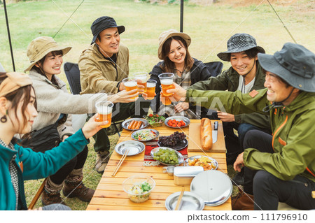 亞洲男女與朋友在露營地享受日間露營（乾杯/啤酒） 111796910
