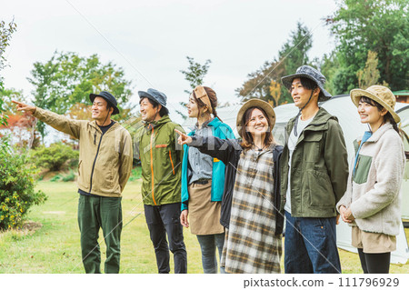進行戶外遊戲、爬山、露營的男女營員 進行戶外遊戲、爬山、露營的男女營員 111796929