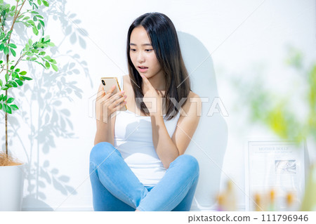 觀看智能手機的婦女 111796946