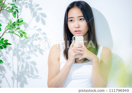 A woman watching a smartphone 111796949