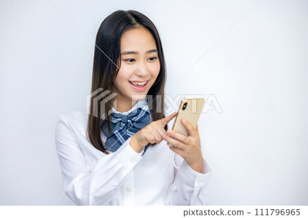看智能手機的學校女孩 111796965