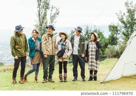 秋季和冬季與朋友一起露營的男性和女性亞洲露營者 秋季和冬季與朋友一起露營的男性和女性亞洲露營者 111796970