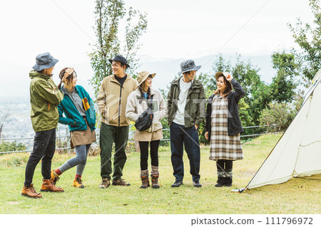 秋季和冬季與朋友一起露營的男性和女性亞洲露營者 111796972