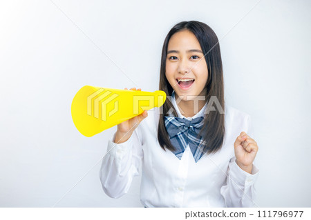 一個女人拿著擴音器和歡呼 111796977