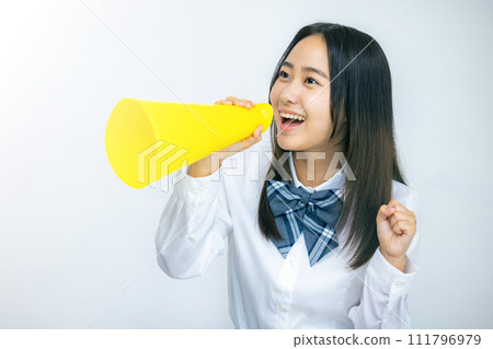 一個女人拿著擴音器和歡呼 111796979
