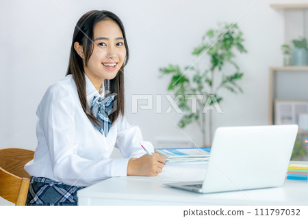 高中女生線上聽課 111797032