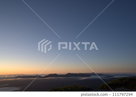 從山頂看到的黎明 從山頂看到的黎明 111797294