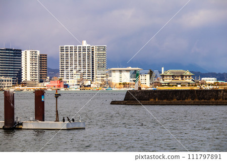 [Lake Biwa Scenery] Hamaotsu - Walking through Konan where the majestic clouds and the increasing cold of winter 111797891