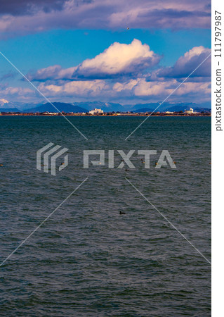 [Lake Biwa Scenery] Hamaotsu - Walking through Konan where the majestic clouds and the increasing cold of winter 111797987