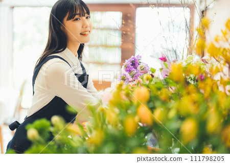 A woman working in a flower shop 111798205