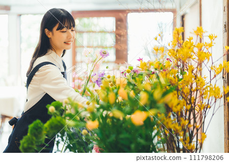 工作在花店的婦女 111798206