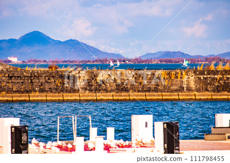 [Lake Biwa Scenery] Hamaotsu - Walking through Konan where the majestic clouds and the increasing cold of winter 111798455