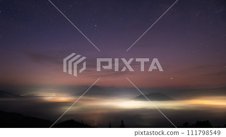 黎明前的大洲夜景與霧氣 黎明前的大洲夜景與霧氣 111798549