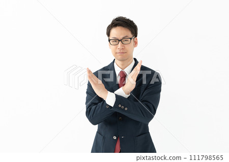 Businessman giving NG sign 111798565