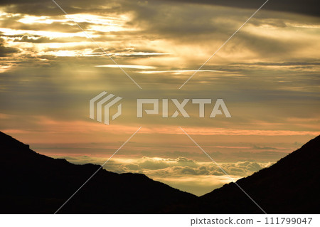 A sea of clouds bathed in the divine morning sun 111799047
