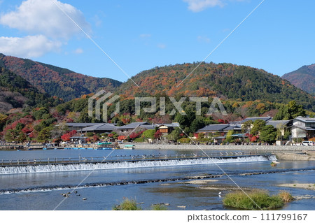 從渡輪橋看嵐山的秋天 從渡輪橋看嵐山的秋天 111799167