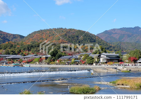 從渡輪橋看嵐山的秋天 從渡輪橋看嵐山的秋天 111799171