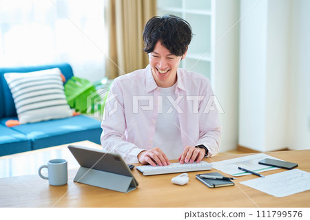 年輕人在他的房間操作電腦 年輕人在他的房間操作電腦 111799576