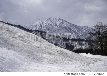 從白川鄉展望台看到的雪山 111799664