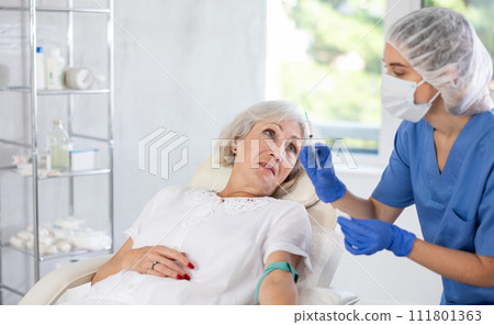 Untravenously injection elderly patient Untravenously injection elderly patient 111801363