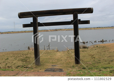 陰天的鹿島神宮鳥居1 陰天的鹿島神宮鳥居1 111802329