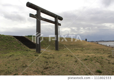 陰天的鹿島神宮鳥居1 陰天的鹿島神宮鳥居1 111802333