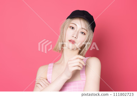 粉紅色背景下拍攝的一位年輕女子的流行肖像 111802723